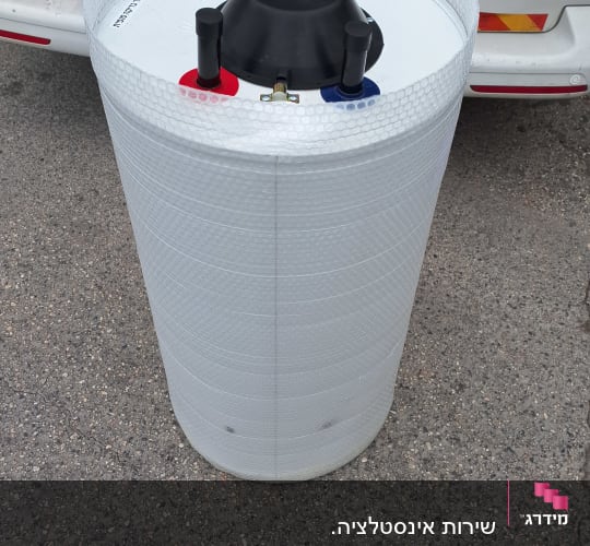 דוד מים עטוף בניילון עם חיבורים אדום וכחול